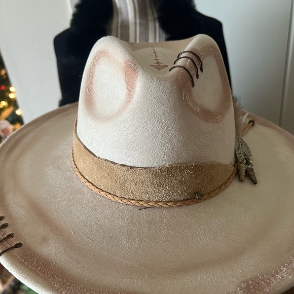Cream Wide-Brimmed Hat with Feather and Fabric Accent - Picture 6 of 13